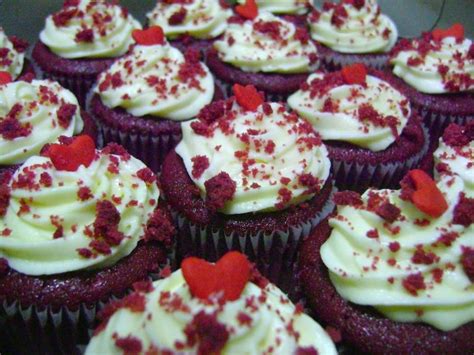 Home » cupcakes » red velvet cupcakes with cream cheese frosting. √Resepi Red Velvet Cupcake Sukatan Cawan