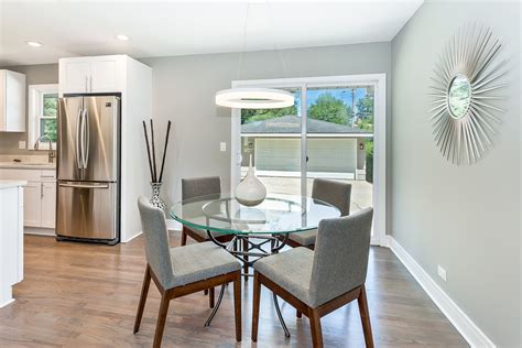 In the modern style, we can find classic, country, rustic elements, but each one is seen according to the idea of functionality, clean lines and simplicity. modern-decor-in-lombard | Home Staging by Lisa
