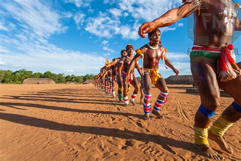 Índios kalapalos dançando no ritual kuarup na aldeia aiha no parque indígena do xingu kalapalo