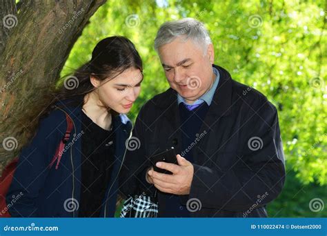 Tío con su sobrina foto de archivo Imagen de teléfonos