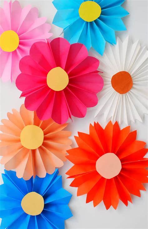 Paper flowers are so beautiful and thousands of crafts just like you have already followed my how to make paper flowers tutorial ! Accordion Paper Flowers - diycandy.com