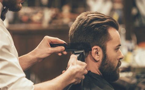 Un salon de coiffure exclusivement destiné aux hommes. De plus en plus d'hommes vont chez le coiffeur : Biblond ...