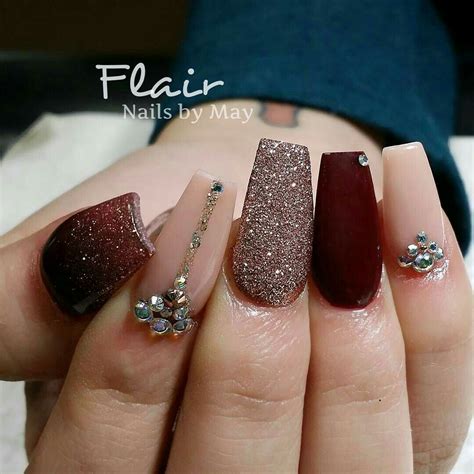 Destacándose su musculatura moderada, sus uñas de color azul pálido las cuales son largas y puntiagudas, su piel de tono pálido, cejas negras y gruesas. Pin de Carla en uñas hermosas | Uñas negras largas, Uñas ...
