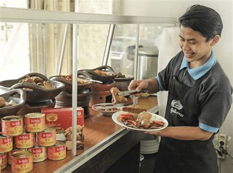 Stasiun yogyakarta atau yang biasa disebut sebagai stasiun tugu. 12 Rekomendasi Gudeg Paling Enak Di Jogja - fankymedia