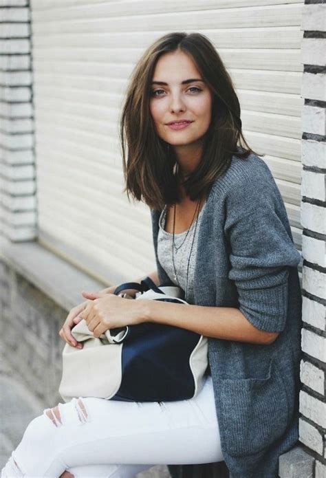 It looks perfectly balanced, stylish, and classy. exPress-o: Collarbone Length Bob