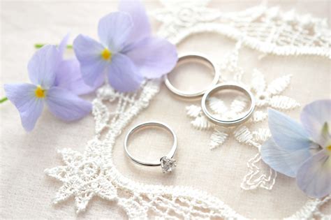 Jul 01, 2021 · 結婚記念日に大切な妻が喜ぶプレゼントをランキング形式で大公開。1年目、2年目、5年目から、10年目、20年目、30年目の結婚記念日まで網羅したランキングをお届け。20代、30代はもちろん、40代、50代、60代の嫁が欲しいギフトとは。ネックレスや花、腕時計、ペアアイテムや予算まで公開。 こんなに高い!芸能人やセレブの婚約指輪~北川景子から小栗旬 ...