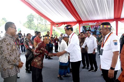 FOTO Resmikan Bandara Mentawai Presiden Jokowi Berharap Efek