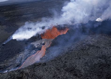 Mauna Loa Will The Active Volcano In Hawaii Erupt Deseret News