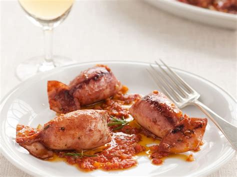 I totani ripieni al forno sono un secondo piatto di pesce molto gustoso, un ripieno originale a base di patate, pane ammollato e curcuma. Totani ripieni | J-Momo