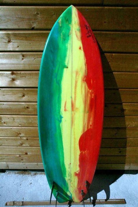 Courte et moins large, la planche surfboard est la amateur de big wave ? Présentation des planches de surf Hugo Surfboards - SURF'N KITE