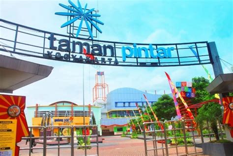 Tempat ini begitu menarik karena, wisatawan tidak perlu berjalan jauh untuk menikmatinya. Taman Pintar Jogja, Fasilitas, Jam Buka & Tiket Masuk 2020 ...
