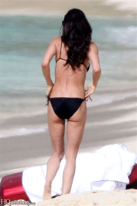 Trend Grafity Demi Moore Alone At Beach In Black Bikini