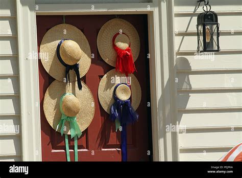 Straw Hats Decorating Door In Colonial Williamsburg Stock Photo Alamy