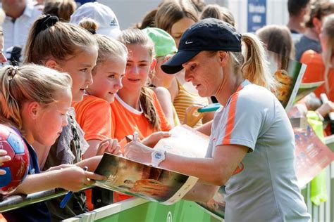 Het duo begint in de basis van bondscoach sarina wiegman, die haar. Haagse voetbalcoach Sarina Wiegman maakt kans op FIFA ...