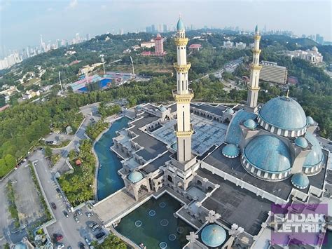 Masjid ini terletak berdekatan kompleks matrade dan pejabat kerajaan di jalan duta. Budak Letrik: Kuala Lumpur : Pandangan Dari Udara Gaya Drone