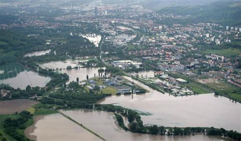 In germania, almeno quattro persone sono morte a causa delle inondazioni che da giorni la stanno continua anche in francia la morsa del maltempo: Allarme maltempo, in Germania alluvione peggiore del 2002 ...