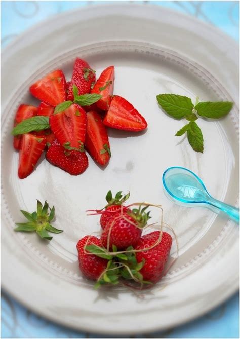 Tarte Crumble à la Rhubarbe Confite Sorbet Fraise Menthe