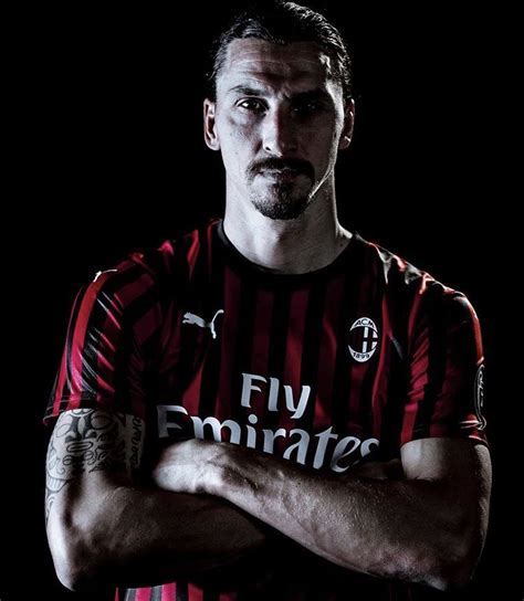 Pin di Jay Bee su AC Milan 2020 | Foto di calcio, Calcio, Calciatori