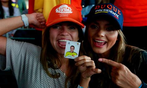 Cuando era alcalde bogotá propuso vagones exclusivos en transmilenio. Ivan Duque and Gustavo Petro Go To Runoff | Q COLOMBIA