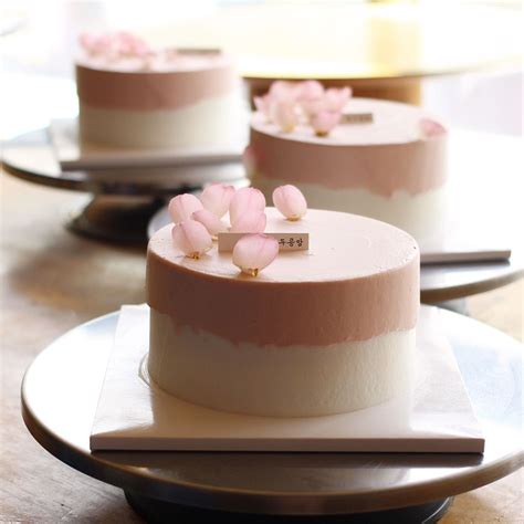 There are 1547 minimalist cake for sale on etsy, and they cost £9.54 on. Cake Aesthetic 에 있는 Visie님의 핀 - 2020 | 쉬운 디저트, 식품 아이디어 및 빵굽기