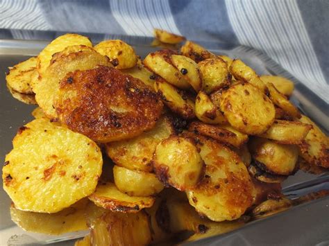 Amerikanische rezepte sind auch bei uns in europa äußerst beliebt und wie wir wisen, gehören nicht nur burger und junk food dazu. Amerikanische Parmesankartoffeln, im Ofen gebraten ...