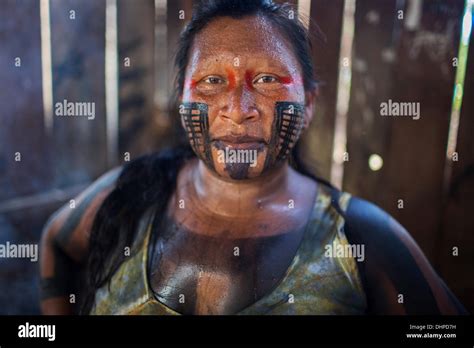 Xingu Indianer Fotos Und Bildmaterial In Hoher Auflösung Seite 2