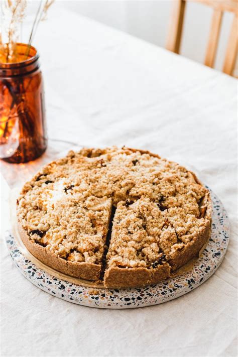 In einer schüssel mit zimt und zitronensaft vermengen. Einfacher veganer Apfelkuchen mit Streuseln · Eat this ...