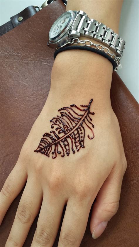 Not only women, but men especially native americans have them tattooed on their skin since way back. 15 Beautiful Feather Henna Designs 2018 - Mehndi - Crayon