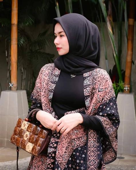 Pin By Seve On Wanita Berlekuk In 2020 Fashion Hijab Beauty