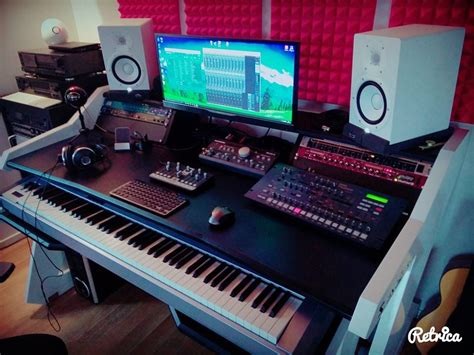 The desk itself has to be discreet and stylish enough so as many of you may be working away in your bedroom or spare room, and music production gear is squeezed in along with other bedroom. Lorenzo's heaven with Music Commander. | Home studio setup, Recording studio design, Recording ...