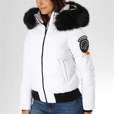 La doudoune femme, une veste matelassée au confort irréprochable longtemps mise au placard, la bouffante doudoune poursuit son ascension stylistique en conciliant décontraction et élégance. Superdry - Doudoune Femme Fourrure Everest Ella G50003ER ...