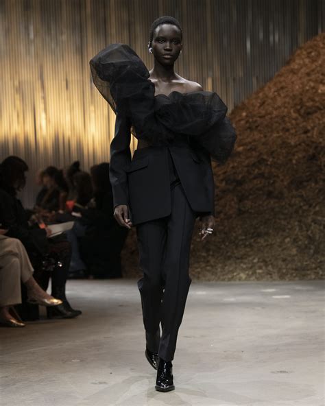 Alexander Mcqueen Debuts Fungi Inspired Fall Runway Show Fashion Magazine