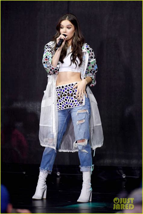 Hailee Steinfeld Sings In The Rain For Today Show Concert Video Photo Hailee