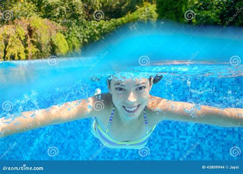 Mädchen Schwimmt Im Swimmingpool Underwater Und über Ansicht Stockfoto Bild Von Aktiv Nett
