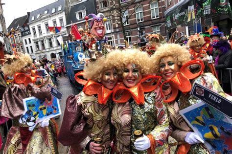 Grote Carnavalsoptocht Van Venlo Eerste Deelnemers Trekken De