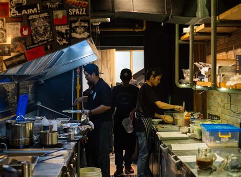 Di kemang ada burger bar yang sajikan aneka burger enak dengan interior heavy metal rock. Lawless Burgerbar (Menteng) - Manual Jakarta