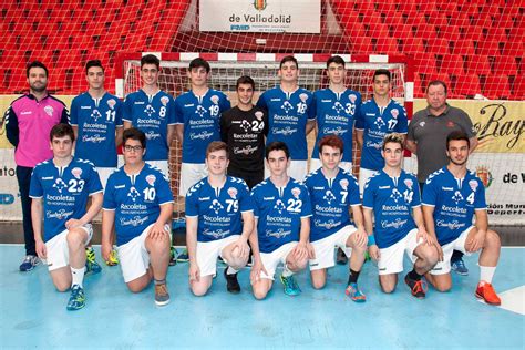 El valladolid debe ganar y esperar que otros resultados le favorezcan, porque no depende de sí justo lo contrario le sucede al atlético. El Recoletas Atlético Valladolid juvenil, listo para ...