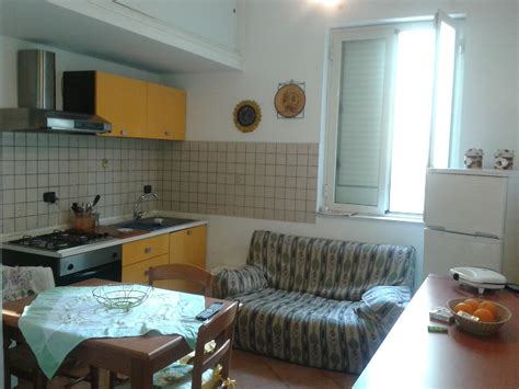 All'interno del complesso  carlotta in via palermo, in una zona riservata e tranquilla, a 2 minuti dallo svincolo autostradale e dal v.le regina elena, vendesi appartamento di 90 mq, posto al terzo piano di un piccolo condominio. Appartamento in Vendita a Palermo - Via Perez n. 57 ...