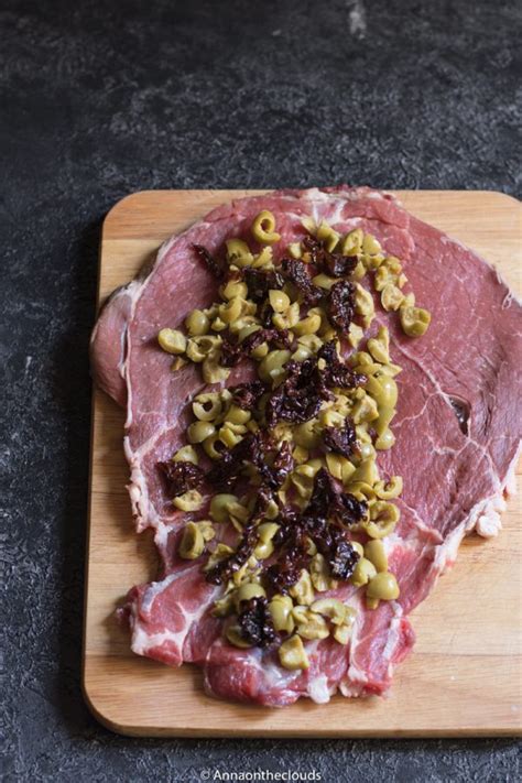 Un secondo piatto al forno dal sapore deciso, ottimo per una cena tra amici che di certo apprezzeranno questa ricetta. Rotolo di tacchino ripieno: ricetta facile - Anna On The ...