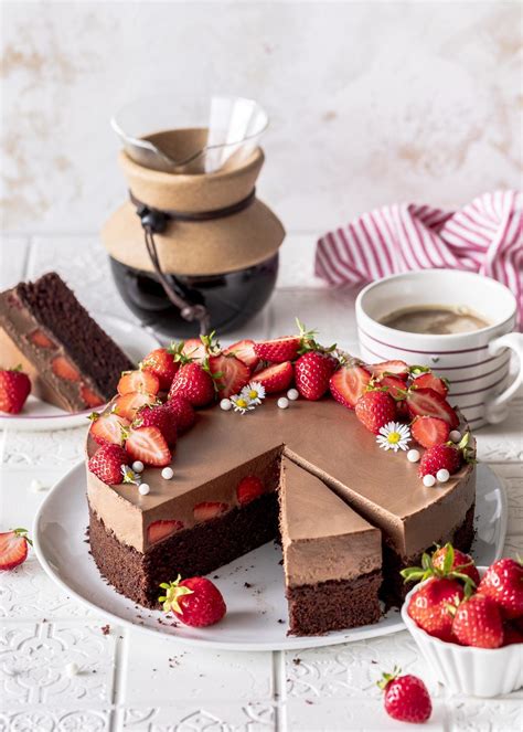 Damit es besonders schnell geht und noch weniger zutaten benötigt werden, backen wir diesen kuchen am liebsten ohne boden. Erdbeer-Brownie-Torte mit Kaffee-Schokomousse | Rezept in ...