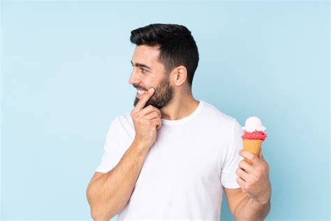 Hombre caucásico con un helado de cucurucho aislado Foto Premium