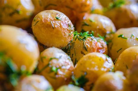La cottura può essere verifica come per le patate bollite. Patate Bollite Con La Buccia Al Forno Delle Patate Intere ...