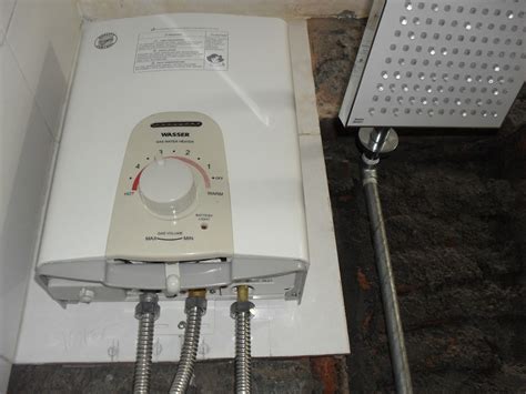 Pasang water heater dengan menggunakan fisher 6mm serta baut yang telah disiapkan. Water Heater Murah Komplit