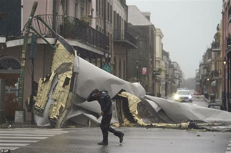 Hurricane Idas 150mph Winds Tear Roofs Off Buildings Make Mississippi River Flow Backwards