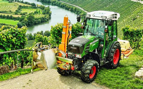 Download Green Fendt 209 V Tractor Wallpaper