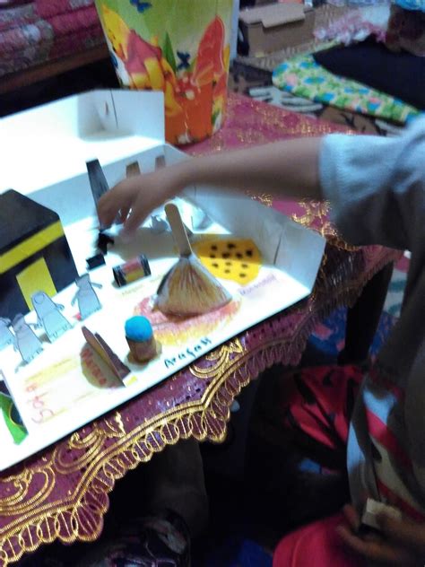 Dalam permainan sepak raga, beberapa pemain berdiri dan membentuk satu bulatan. Mini Diorama Haji Journey | Rumah Main Anak