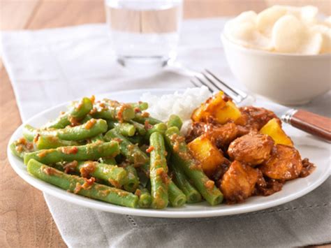 Sajoer Boontjes met Ajam Paniki en mango