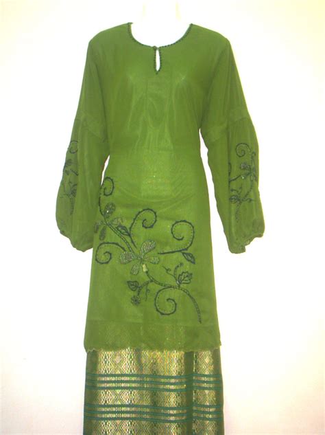 Baju kurung sering diasosiasi dengan kaum perempuan. De'MANja Boutique: Baju Kurung Dewasa