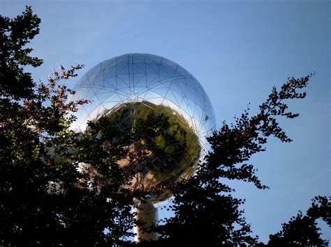 Belgien, Brüssel, Atomium, Kugel über Bäume, August 2012 ...
