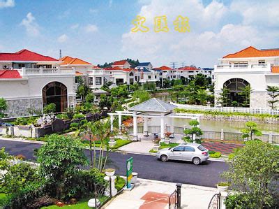 地點：元朗 屋苑：錦繡花園 樓齡：30年 面積：1300呎 間隔：三層（連地下及花園） __ 香港人難得置業，但置業之後，如何裝修設計同樣頭痛。節目直接探訪不同類型的家居，與設計師全屋逐處分享設計的用途、意念和要注意的地方；同時和屋主分享置業該處的苦與樂。 碧桂園售樓8天套現7億 - 香港文匯報